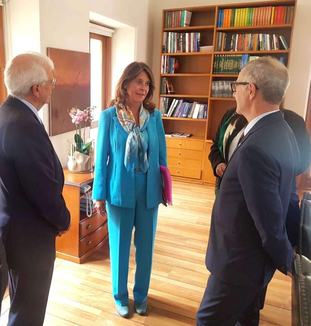 La vicepresidenta Marta Lucía Ramírez en reunión, hoy viernes en Bogotá, con los ministros españoles de Asuntos Exteriores, Josep Borrell, y de Cultura, José Guirao. / Cortesía