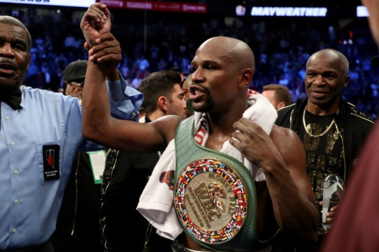 Floyd Mayweather se llevó la pelea del siglo por nocaut técnico