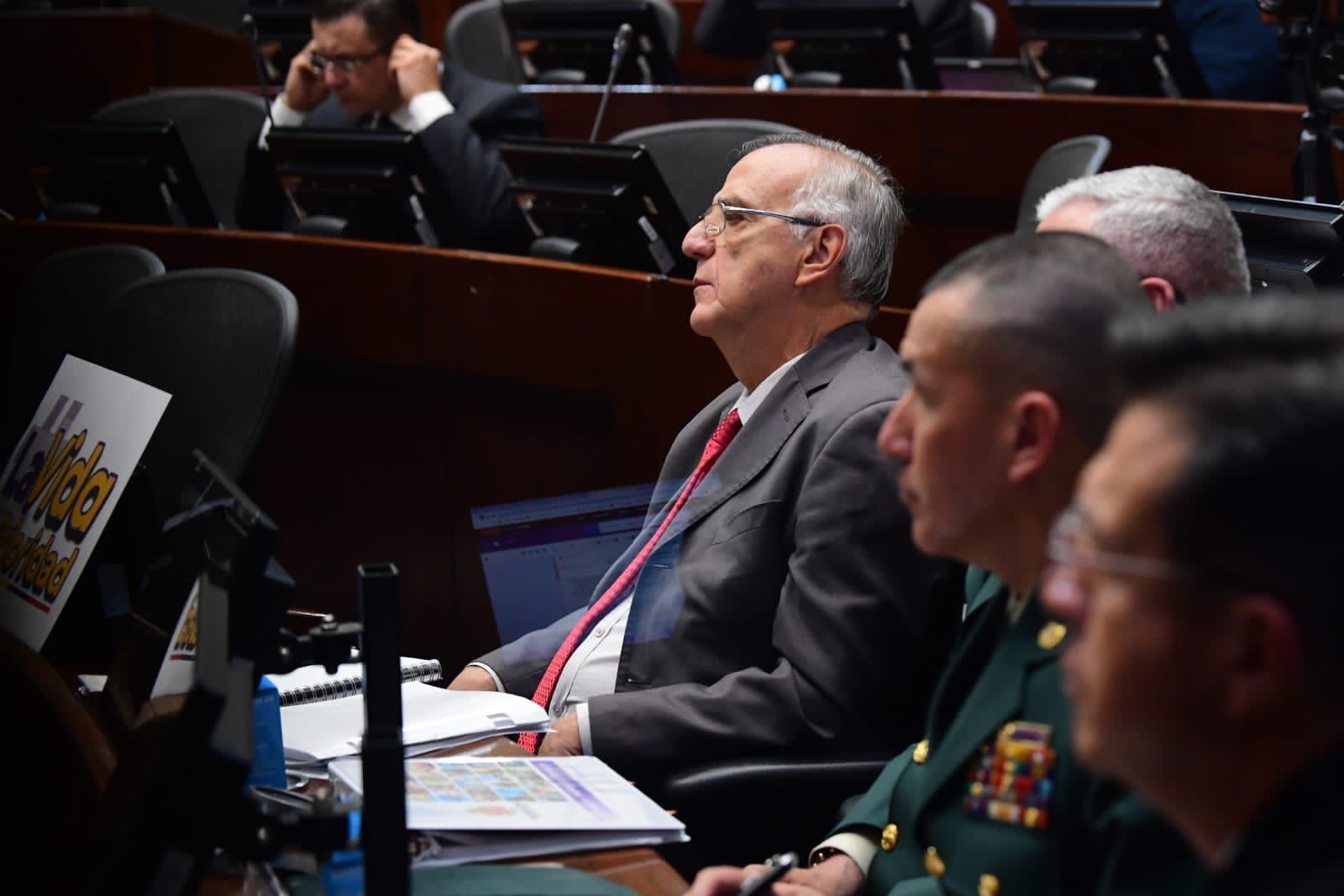 Al ministro Iván Velásquez lo acompaña al debate en el Congreso toda la cúpula de las Fuerzas Militares y de Policía, incluyendo al general Henry Sanabria, cuestionado en los últimos días por cuenta de sus declaraciones contra la población LGBTIQ.