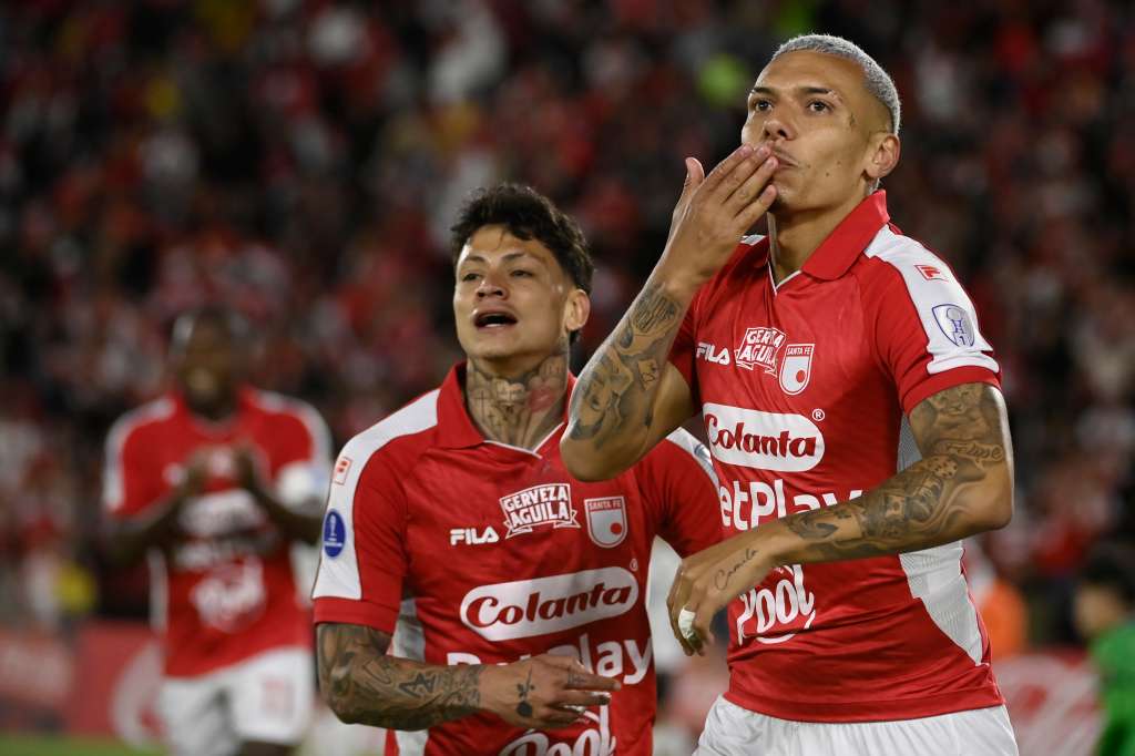 Jugadores de Santa Fe, durante el compromiso ante Caracas de Venezuela por la Copa Conmebol Sudamericana en el Estadio El Campin de Bogotá