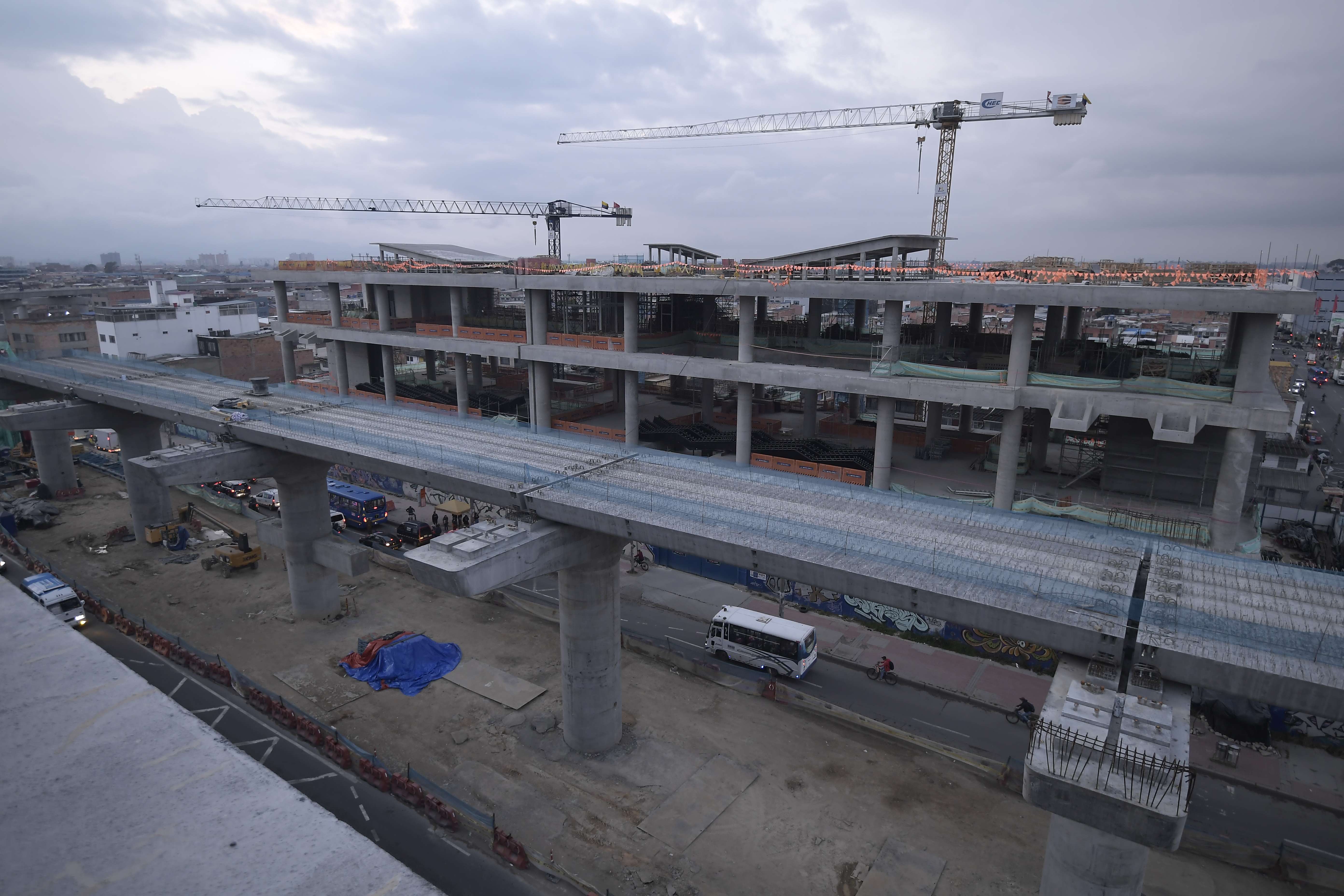 Instalaciones y obras en la estación 4 de la línea 1 del Metro de Bogotá, ubicada en la Avenida Primero de Mayo, entre la calle 42 sur y 42 C Sur
