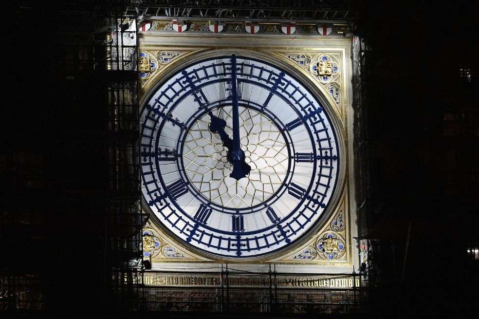 El "Big Ben" en Londres muestra las 23:00 (GMT), marcando la salida de Reino Unido de la Unión Europea.