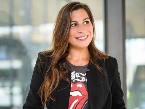 La historia de la emprendedora que ayuda a los refugiados y ahora es modelo a seguir