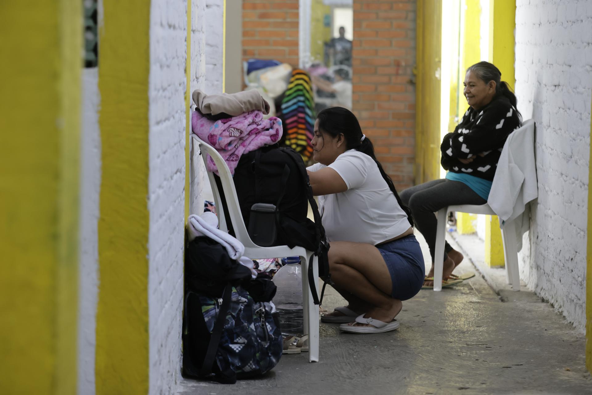 AME8319. PEREIRA (COLOMBIA), 12/08/2026.- Damnificados del terremoto de magnitud 7,4 del pasado lunes permanecen este miércoles, en el estadio Alberto Mora Mora en Pereira (Colombia). EFE/ Carlos Ortega
