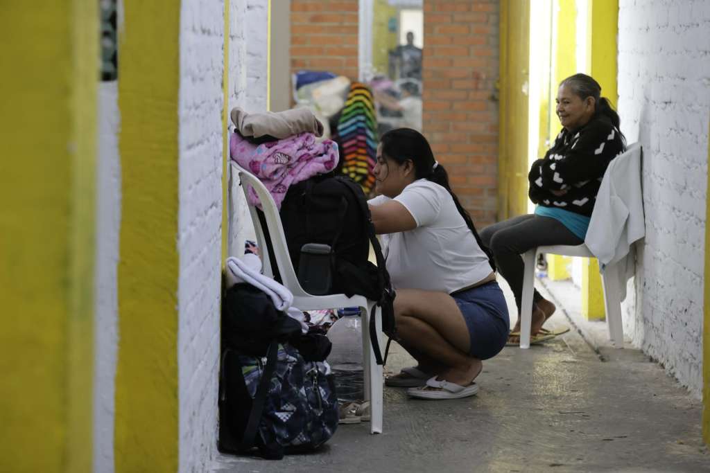 AME8319. PEREIRA (COLOMBIA), 12/08/2026.- Damnificados del terremoto de magnitud 7,4 del pasado lunes permanecen este miércoles, en el estadio Alberto Mora Mora en Pereira (Colombia). EFE/ Carlos Ortega