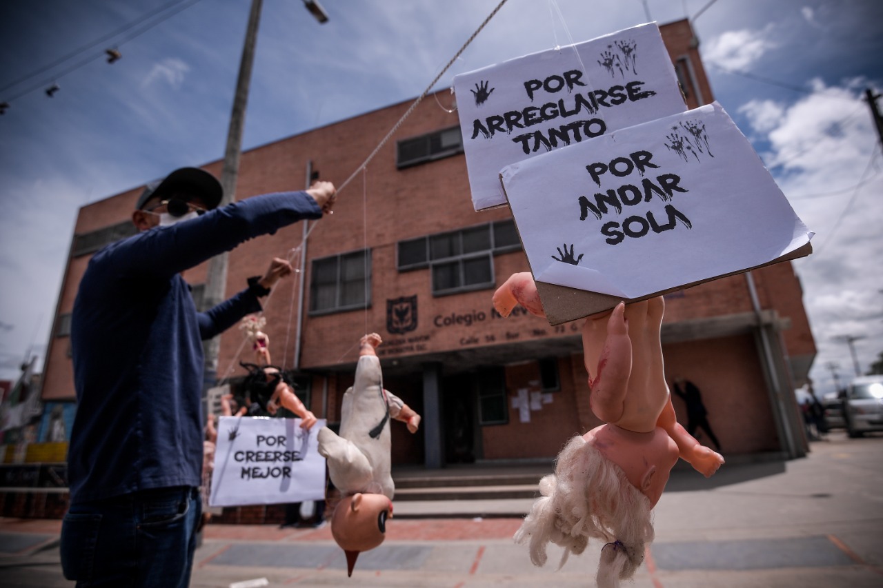 En la “intervención artística y performativa”, los manifestantes entraron a la iglesia y cantaron arengas cuestionando el discurso de amor y paz, que se replica en las misas.
