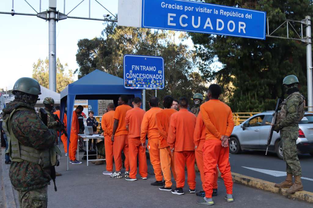 AME5395. RUMICHACA (ECUADOR), 25/07/2025.- Integrantes de las Fuerzas Armadas de Ecuador custodian a presos colombianos durante su proceso de deportación este viernes, en el paso fronterizo entre Ecuador y Colombia en Rumichaca (Ecuador). El Gobierno de Ecuador inició la deportación de presos extranjeros ordenada por el presidente de Ecuador, Daniel Noboa, con un grupo de reclusos colombianos que se encontraban en diversas cárceles ecuatorianas. EFE/ Xavier Montalvo