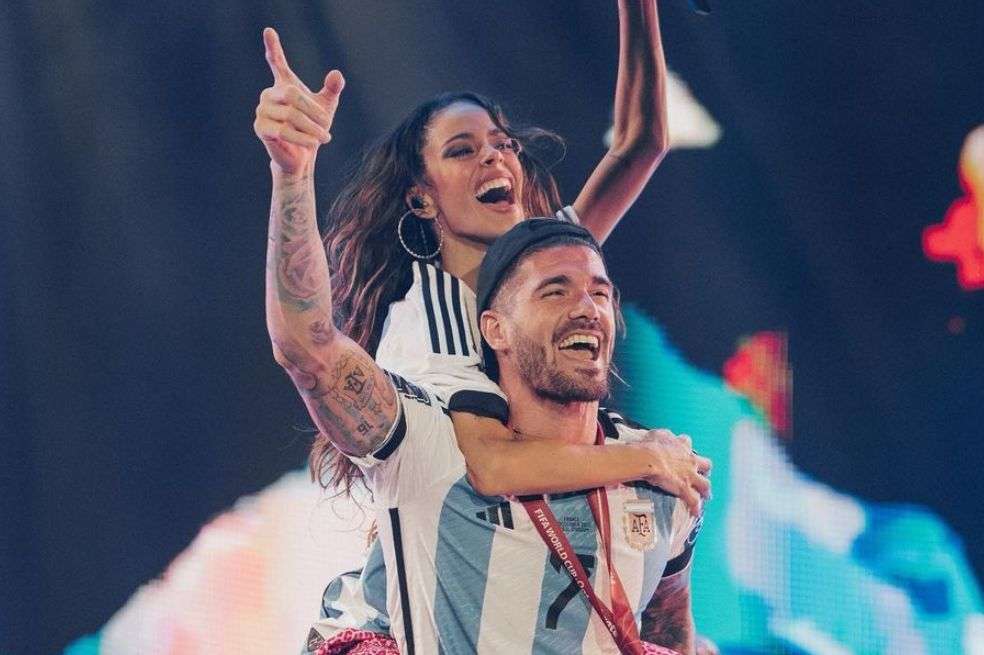 La pareja de argentinos presumió su amor por las calles de Argentina y causó caos de sus fanáticos en un centro comercial.