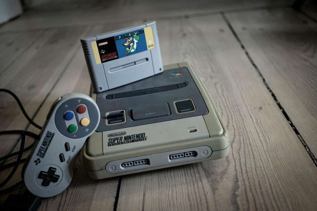En líneas generales, la Super Nintendo siguió la misma línea de diseño de su antecesora, la Nintendo Entertainment System (NES).
