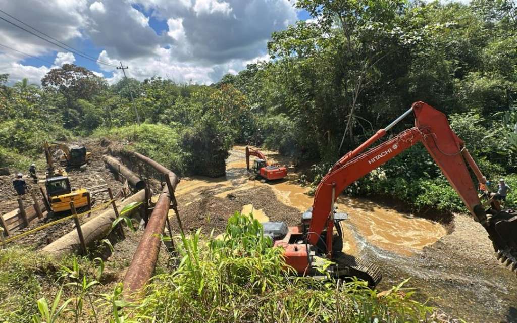 Maquinaria pesada y personal técnico trabajan en la reparación de la línea de conducción afectada, las labores incluyen excavación, evacuación de material y adecuación de la infraestructura.