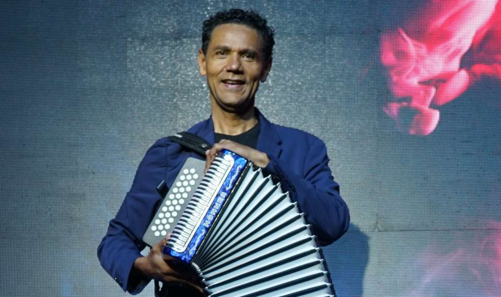 Éibar Gutiérrez, juglar urbano: Canta con el acordeón pegado al pecho como lo hacían los viejos juglares.