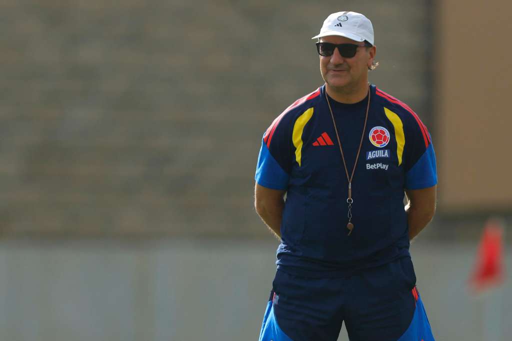 GR4121. GUADALAJARA (MÉXICO), 24/06/2026.- El seleccionador de Colombia, Néstor Lorenzo, dirige un entrenamiento como preparación para el partido del Mundial de la FIFA 2026 contra Portugal, este miércoles en Guadalajara (México). EFE/ Francisco Guasco