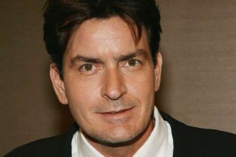 Charlie Sheen se gradúa del instituto 30 años más tarde