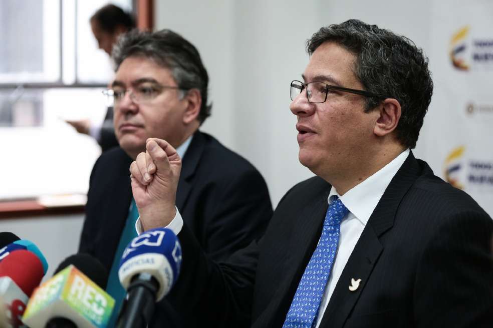 El Minhacienda, Mauricio Cárdenas y el director de la DIAN, Santiago Rojas, revelan planes contra evasores. /Minhacienda