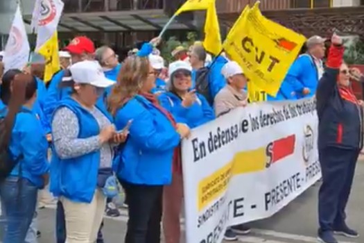 Sindicatos de trabajadores públicos salieron a protestar por nuevos contratos tercerizados del Distrito para servicios sociales.