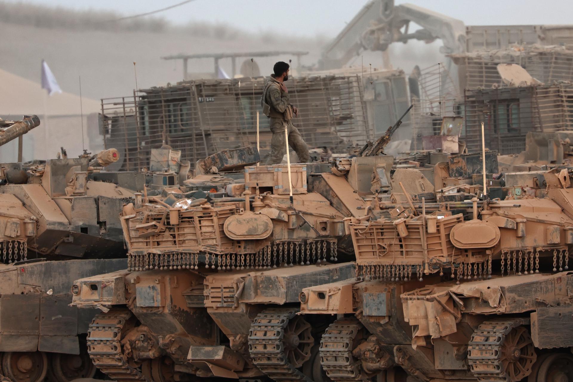 undisclosed (Israel), 10/10/2025.- Israeli tanks arrive at a gathering site after withdrawing from the Gaza Strip following the Israel-Hamas agreement on the first phase of the Gaza peace plan, near the Israeli-Gaza border in southern Israel, 10 October 2025. Prime Minister Benjamin Netanyahu's office announced on 09 October that Israel government had approved the Gaza ceasefire and hostage release plan. EFE/EPA/ATEF SAFADI
