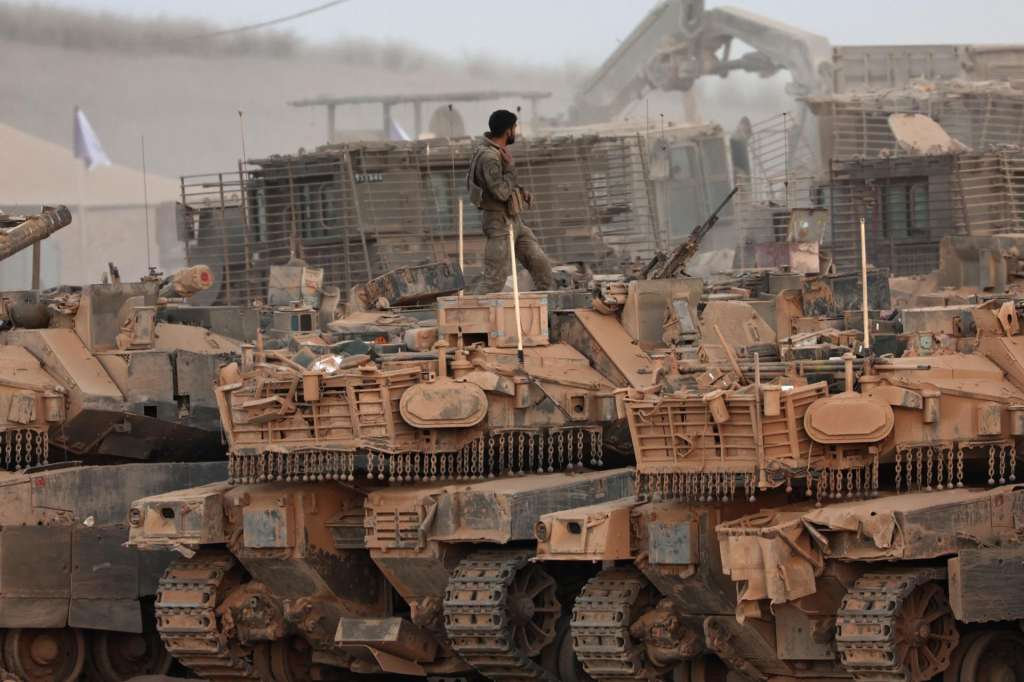 undisclosed (Israel), 10/10/2025.- Israeli tanks arrive at a gathering site after withdrawing from the Gaza Strip following the Israel-Hamas agreement on the first phase of the Gaza peace plan, near the Israeli-Gaza border in southern Israel, 10 October 2025. Prime Minister Benjamin Netanyahu's office announced on 09 October that Israel government had approved the Gaza ceasefire and hostage release plan. EFE/EPA/ATEF SAFADI
