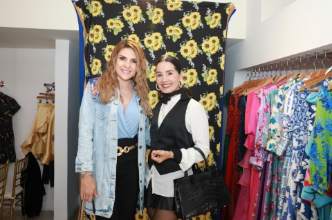 Ana Karina Soto y Xilena Aycardi destacaron entre reinas durante showroom de moda