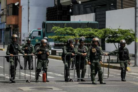 ¿Quién está detrás del alzamiento que tiene en alerta a Venezuela?