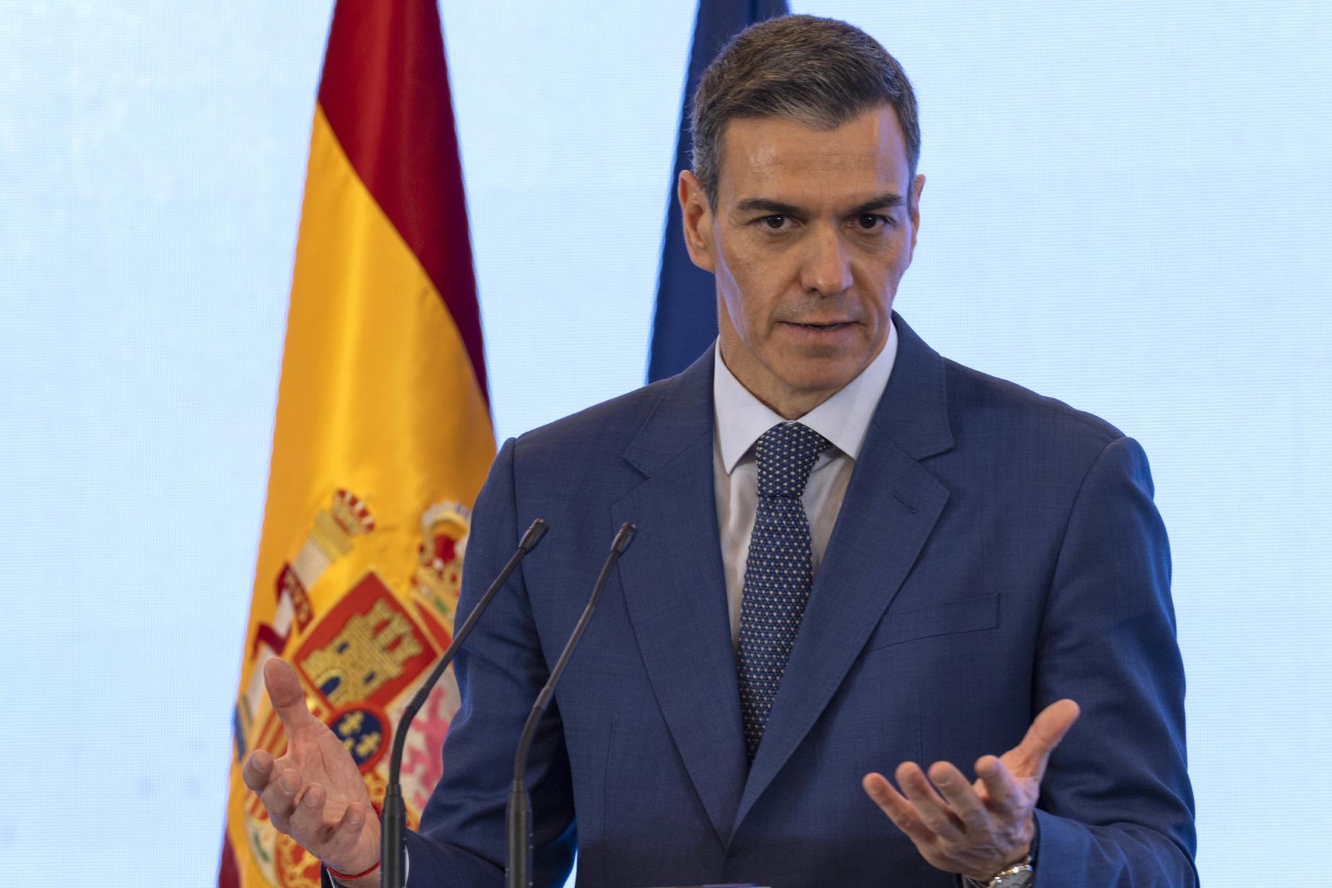 BEIJING (China), 14/04/2026.- Spanish Prime Minister Pedro Sanchez speaks during a press conference at a hotel in Beijing, China, 14 April 2026. Sanchez is on an official visit to China until 15 April. (España) EFE/EPA/ANDRES MARTINEZ CASARES