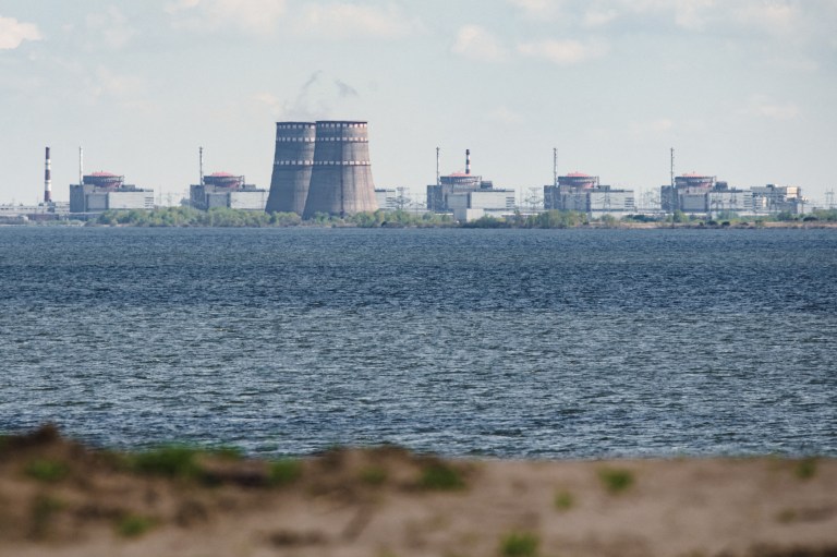 Vecinos de la central nuclear de Zaporiyia temen una catástrofe