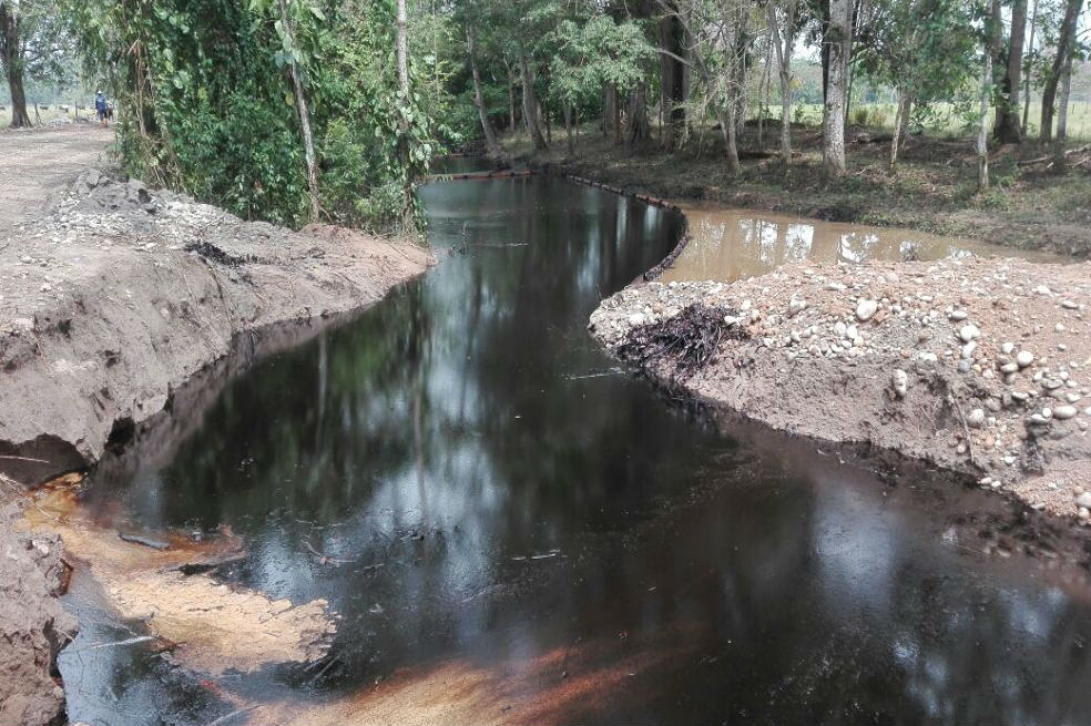 El derrame entró a un cuerpo de agua que quedó completamente oscuro por la cantidad de hidrocarburo. / Imagen de referencia / Periódico Construyendo Región