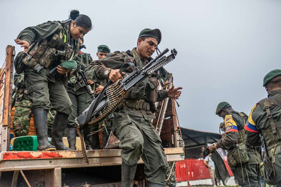 Combatientes disidentes de las FARC llegan a una concentración en abril, en los Llanos del Yarí, Caquetá.