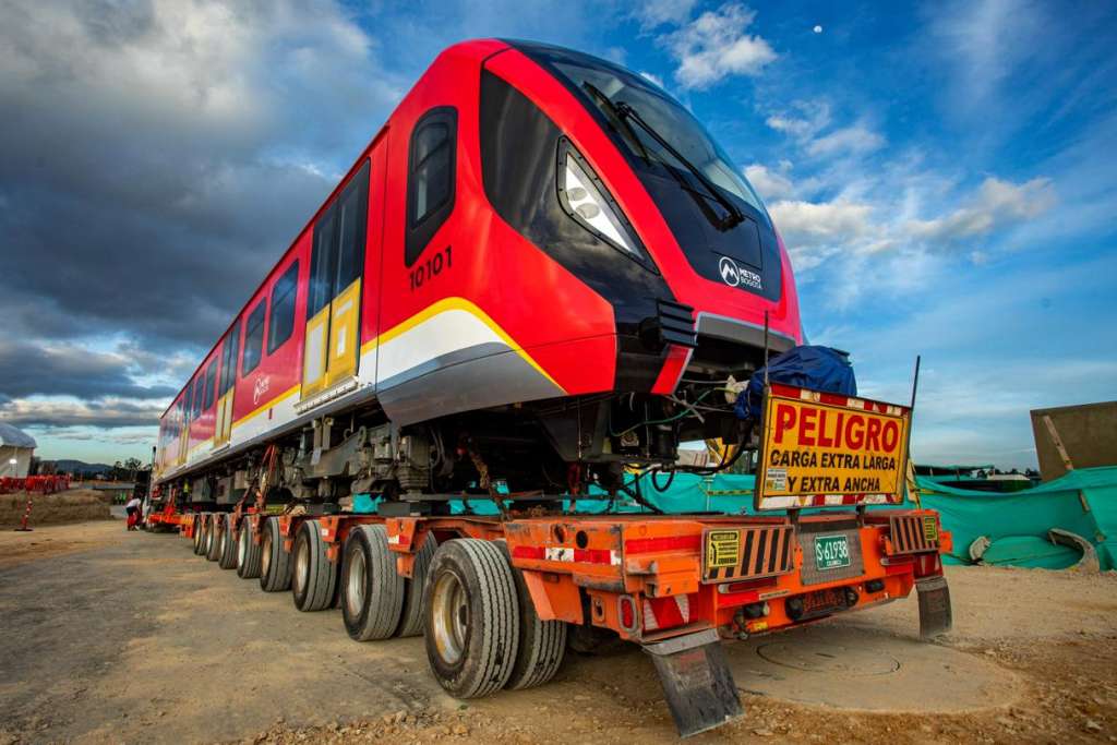AME8545. BOGOTÁ (COLOMBIA), 11/09/2025.- Fotografía cedida por la Alcaldía de Bogotá que muestra el primer tren de la Línea del Metro de Bogotá este jueves, en Bogotá (Colombia). Bogotá celebra la llegada del primer tren del Metro mientras avanza la construcción de la Línea 1. EFE/ Alcaldía de Bogotá /SOLO USO EDITORIAL/ NO VENTAS/ SOLO DISPONIBLE PARA ILUSTRAR LA NOTICIA QUE ACOMPAÑA (CRÉDITO OBLIGATORIO)