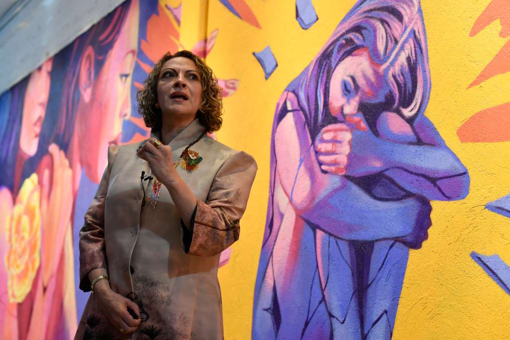 Periodista y activista, regresó a la cárcel La Modelo para recibir el mural "Fragmentos que Florecen", como reparación simbólica por los hechos de violencia que tuvo que vivir hace 24 años.
