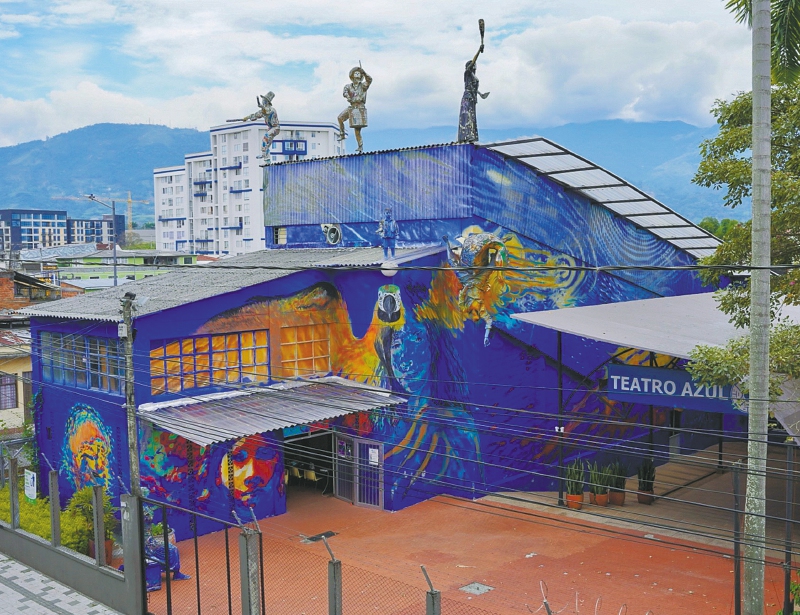 El Teatro Azul ha sido merecedor de reconocimientos como Medalla al Mérito Cultural de la Sociedad de Mejoras Públicas de Armenia.