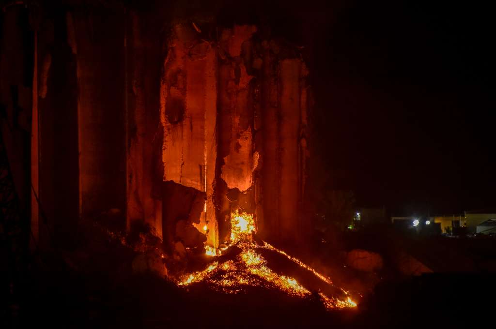 Beirut (Lebanon), 17/08/2022.- Fire emerges at part of the rubble of the port of Beirut silos, in Beirut, Lebanon, 17 August 2022. A section of the Beirut Port grain silos collapsed on 31 July 2022 and another part of the grain silos collapsed on the second anniversary of the explosion at the port on 04 August 2020. (Incendio, Líbano) EFE/EPA/WAEL HAMZEH
