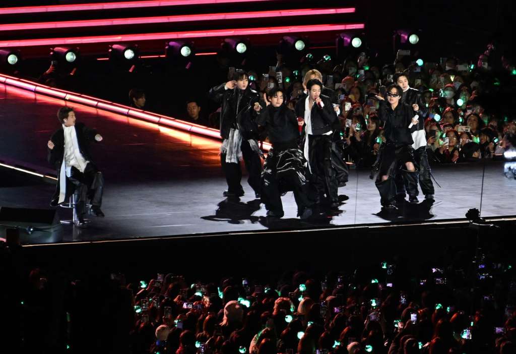 Seoul (Korea, Republic Of), 21/03/2026.- K-pop group BTS performs onstage during the 'BTS THE COMEBACK LIVE | ARIRANG' concert at Gwanghwamun Square in central Seoul, South Korea, 21 March 2026. The free concert is the band's first performance in nearly four years. (Corea del Sur, Seúl) EFE/EPA/Kim Min-Hee / POOL EDITORIAL USE ONLY
