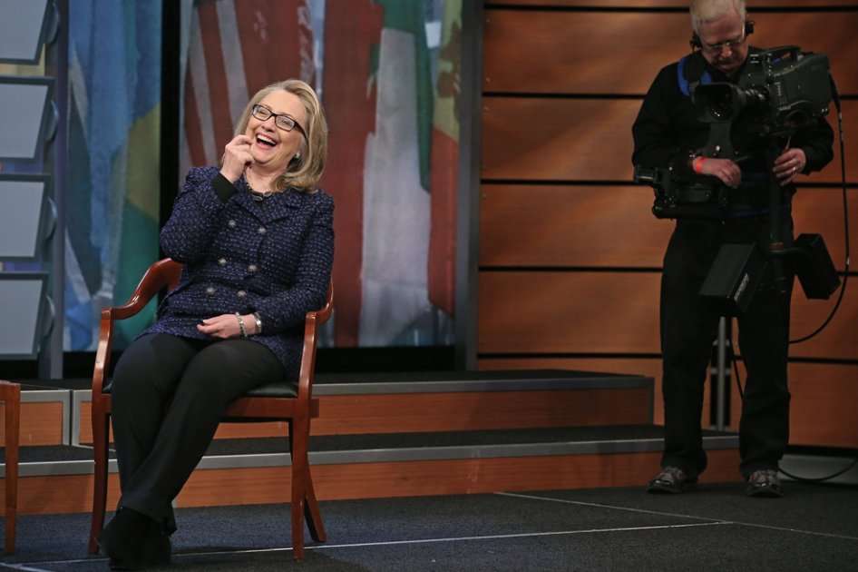 La secretaria de Estado de EE.UU., Hillary Clinton, durante una conferencia vía satélite con jóvenes de todo el mundo./ AFP