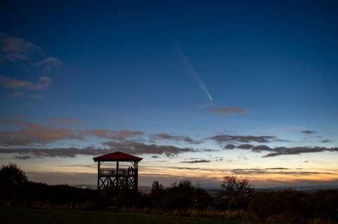 Las mejores imágenes que ha dejado el paso del llamado “cometa del siglo”
