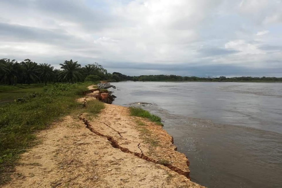 Dique que contiene las aguas del río Magdalena en Puerto Wilches, Santander.