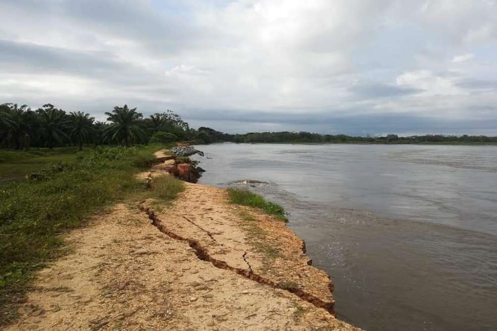 Dique que contiene las aguas del río Magdalena en Puerto Wilches, Santander.