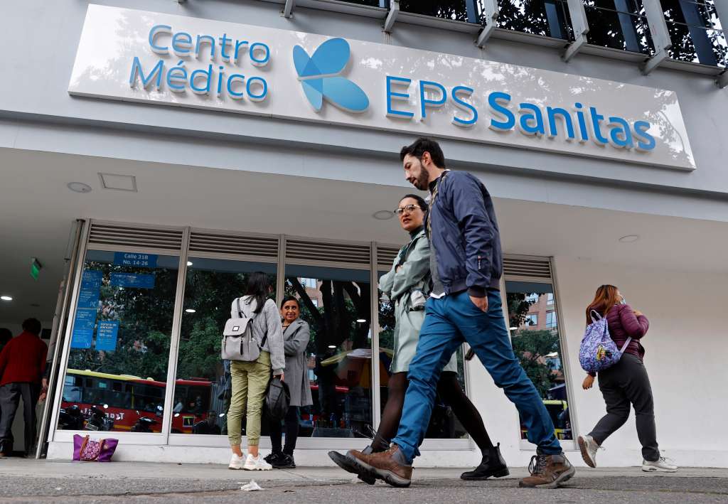 AME4426. BOGOTÁ (COLOMBIA), 03/04/2024.- Personas caminan frente a un centro médico de la EPS Sanitas este miércoles en Bogotá (Colombia). La estatal Superintendencia de Salud (Supersalud) intervino el martes 02 de abril, por un periodo de un año, a la entidad prestadora de salud (EPS) Sanitas, a la que están asociadas casi seis millones de personas en Colombia, por supuesta insolvencia en la crisis que enfrentan varias empresas del sector en el país. EFE/Mauricio Dueñas Castañeda