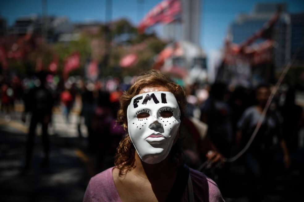 Imagen de protestas esta semana en Buenos Aires, Argentina, por la visita de una comisión del Fondo Monetario Internacional. / EFE
