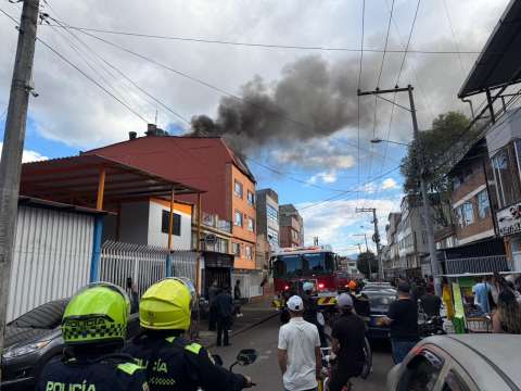 Bomberos atendieron grave incendio en un cuarto piso de una vivienda en la Estanzuela