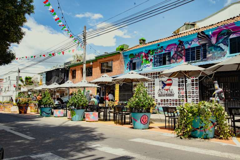 El Distrito Creativo San Felipe se ha consolidado como uno de los principales epicentros del arte y la creatividad en Bogotá. Sus calles, intervenidas con coloridos murales y arte urbano, albergan galerías, talleres, estudios de diseño, restaurantes y espacios culturales que convierten cada recorrido en una experiencia visual y cultural. Este barrio de Barrios Unidos es ideal para quienes buscan descubrir el lado más contemporáneo y creativo de la ciudad.