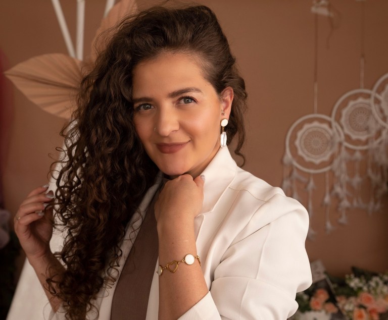 Su emprendimiento está basado en la creación de joyas con leche materna