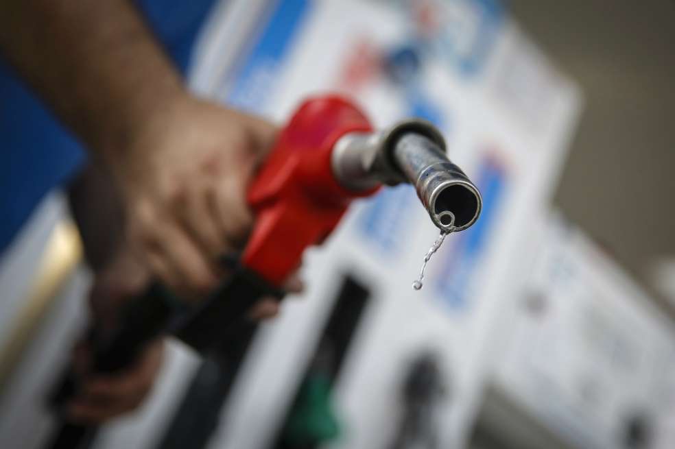 El Gobierno explora la forma de aliviar el costoso subsidio a los combustibles. / Bloomberg.