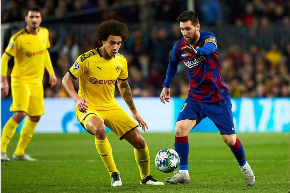El centrocampista Axel Witsel marcando a Lionel Messi, en el partido que disputaron esta tarde el Barcelona F.C. y el Borussia Dortmund en el Camp Nou. / EFE/ Alejandro García