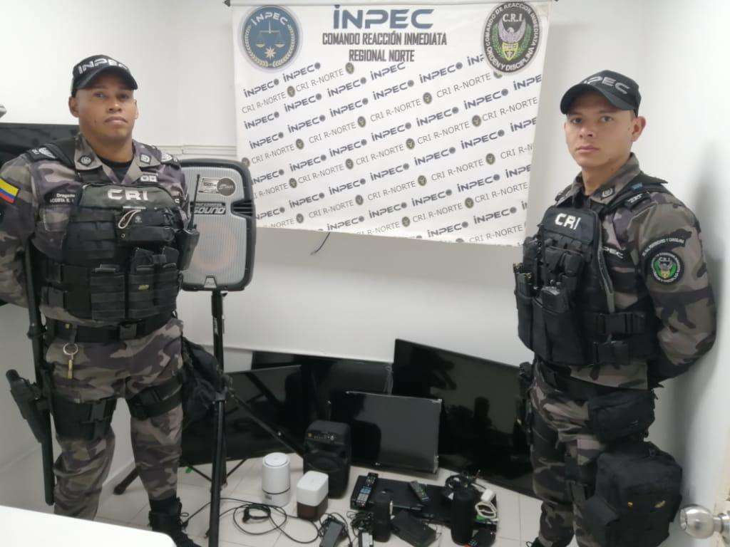 Algunos de los elementos hallados en la celda de Alfonso López.Cortesía Inpec