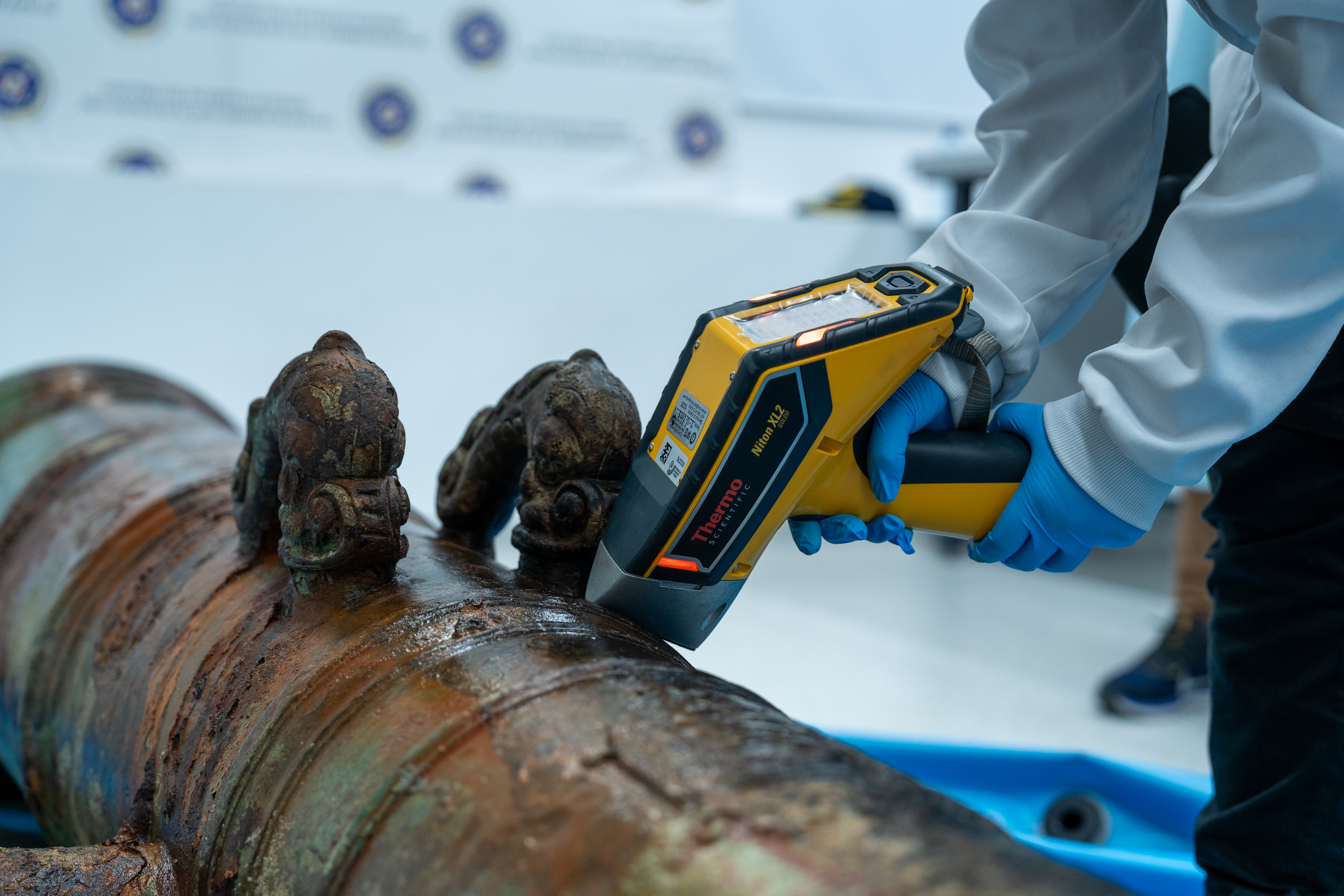 Investigadores del SGC mientras analizan el cañón con la “técnica de fluorescencia de rayos X portátil”.