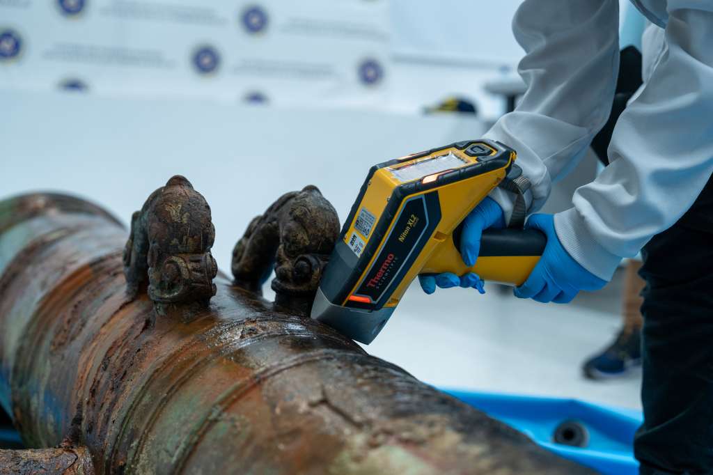 Investigadores del SGC mientras analizan el cañón con la “técnica de fluorescencia de rayos X portátil”.