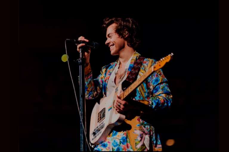 El artista ha llevado también ese estilo a los cientos de conciertos que ha dado alrededor del mundo, acaparando la atención del públicos por su estilo en el escenario e indiscutible talento.