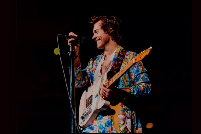 El artista ha llevado también ese estilo a los cientos de conciertos que ha dado alrededor del mundo, acaparando la atención del públicos por su estilo en el escenario e indiscutible talento.