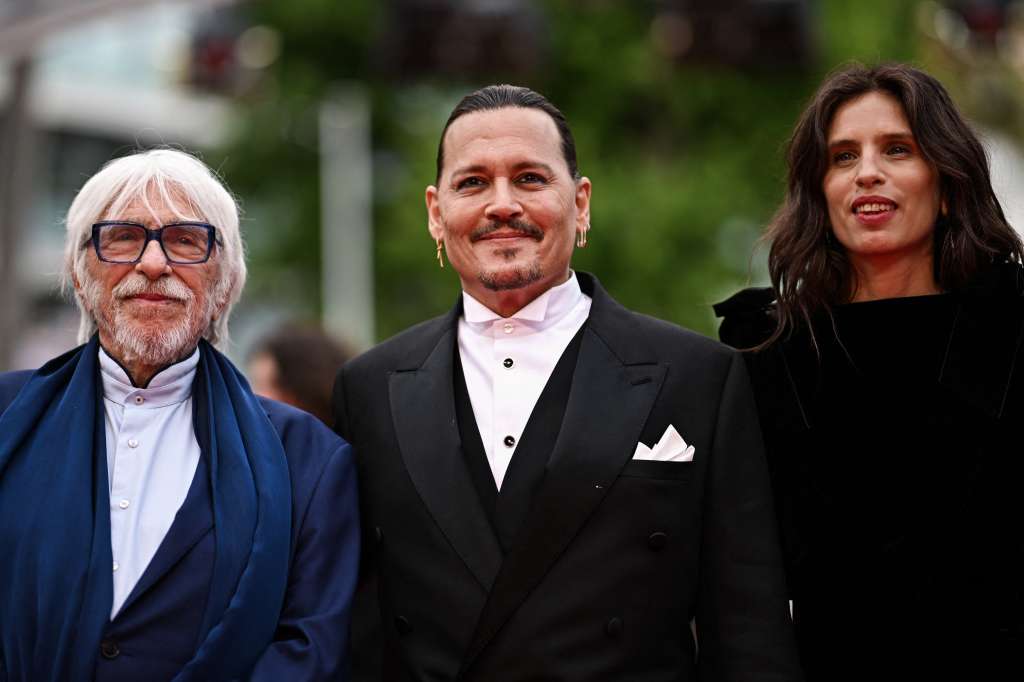 (De izquierda a derecha) El actor francés Pierre Richard, el actor estadounidense Johnny Depp y la directora de la actriz francesa Maiwenn llegan para la ceremonia de apertura y la proyección de la película "Jeanne du Barry" durante la 76ª edición del Festival de Cine de Cannes.