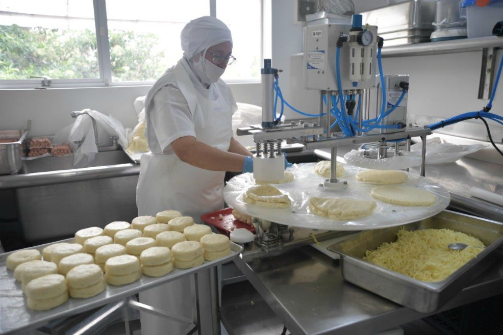 Los productos de panadería que se vende en el colegio San Jorge también se produce dentro del colegioÓscar PérezLas ocho tiendas que tiene el colegio San Jorge de Inglaterra, en Bogotá, abren a distintas horas. Los quioscos se mantienen desocupados durante el día y solo se abastecen de productos unos 10 minutos antes de que los estudiantes salgan al receso. Para evitar que los de primaria tengan que competir con los de bachillerato, cada grado tiene su quiosco y horario respectivos para comprar.